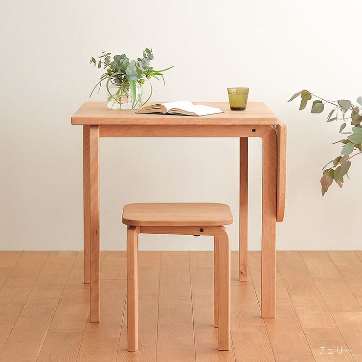 丸みのある優しいフォルムの板座スツール