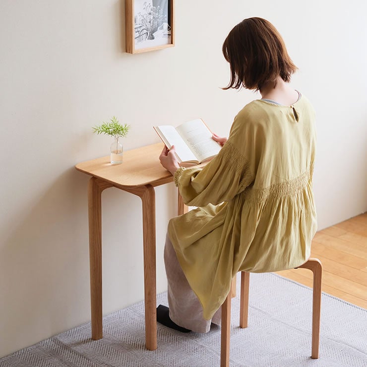 PC作業や読書にも最適なLISCIOコンパクトテーブル