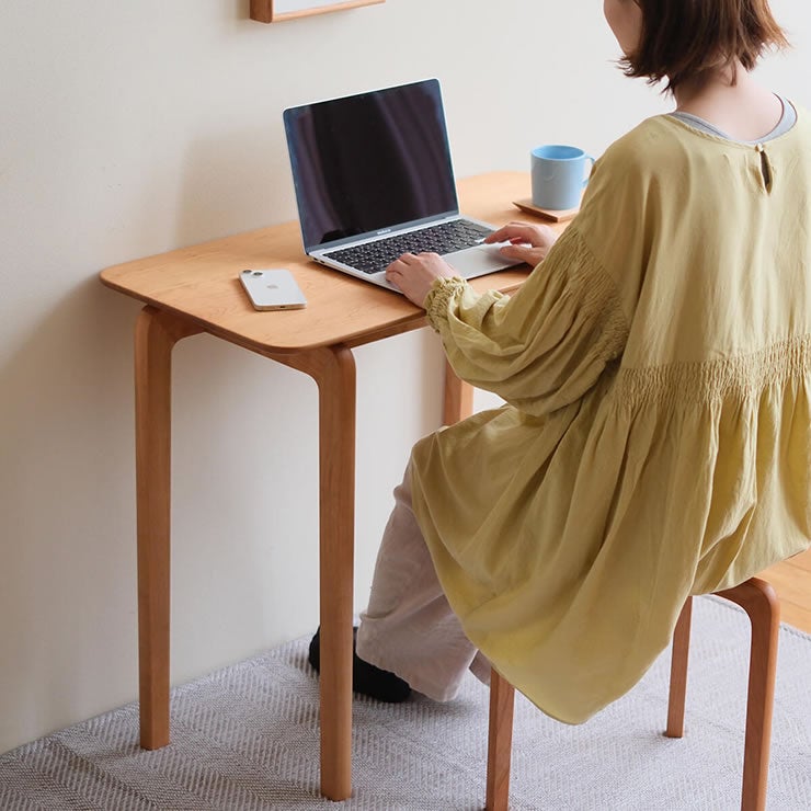 PC作業や読書にも最適なLISCIOコンパクトテーブル