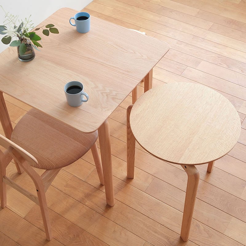 木目のきれいな天板のLISCIOダイニングミドルテーブル