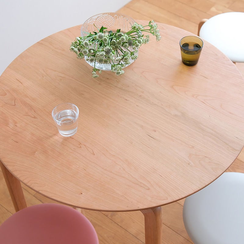 木目のきれいな天板のLISCIOダイニングテーブル