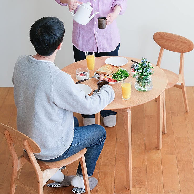 LISCIOダイニングラウンドテーブルの食卓イメージ