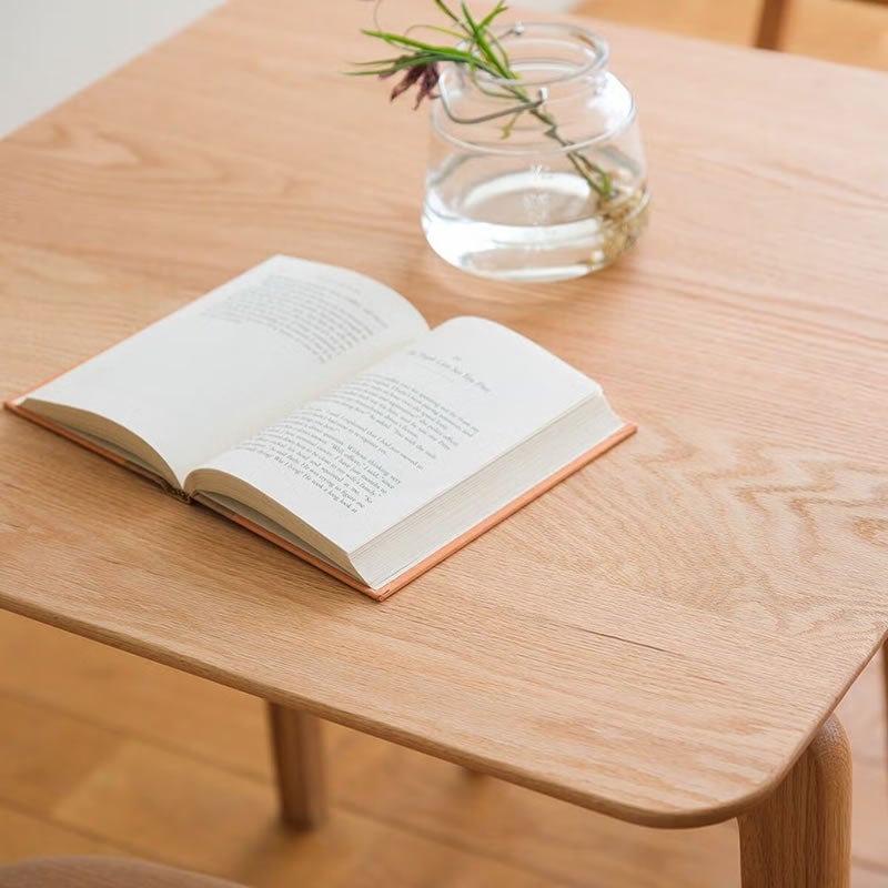 木目のきれいな天板のLISCIOダイニングテーブル