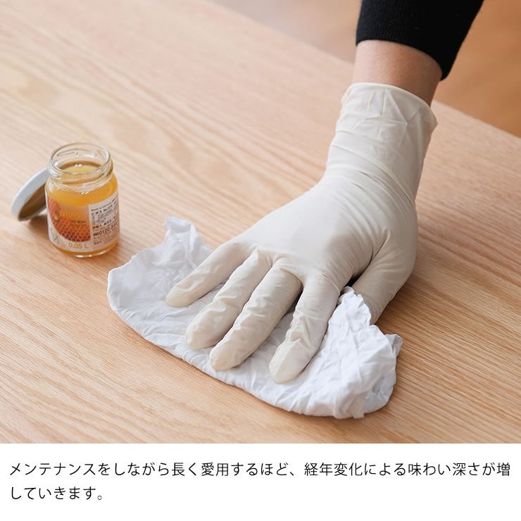 経年変化による味わいが楽しめる木製テーブル