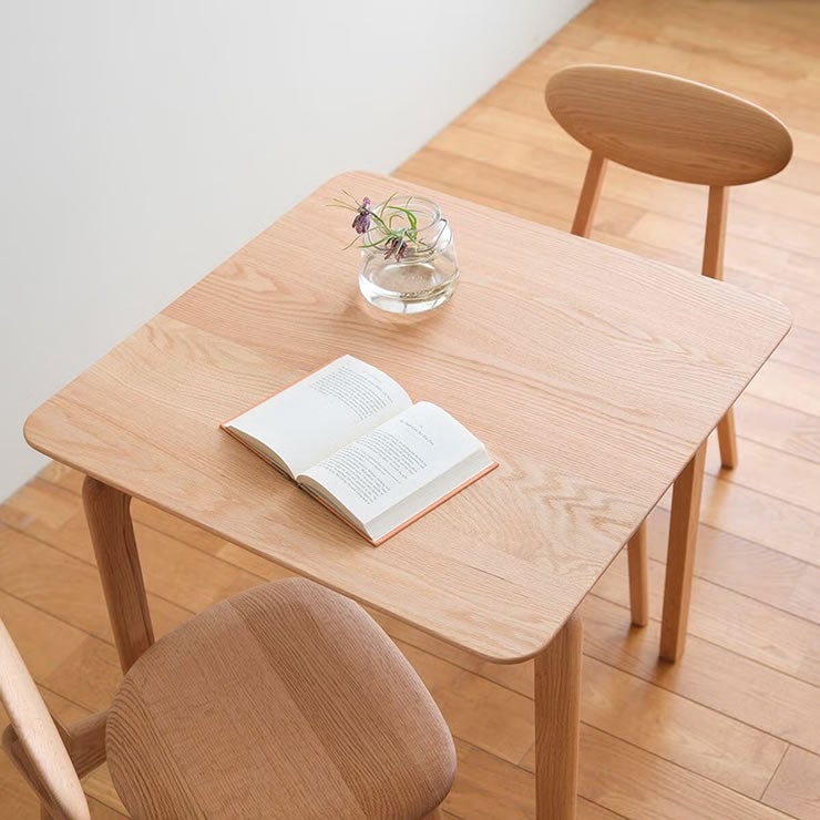 LISCIOダイニングテーブルのナチュラルできれいな木目の天板