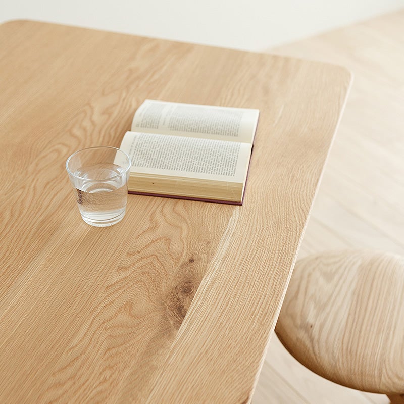 木目のきれいな天板のLISCIOダイニングテーブル