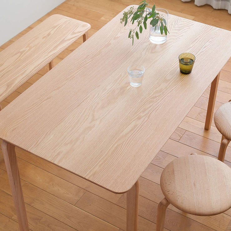 LISCIOダイニングテーブルのナチュラルできれいな木目の天板