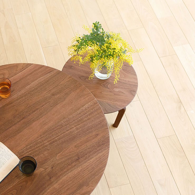 LISCIOセンターテーブルのナチュラルできれいな木目の天板（ウォールナット）