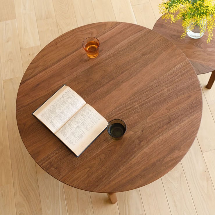 LISCIOセンターテーブルのナチュラルできれいな木目の天板（ウォールナット）