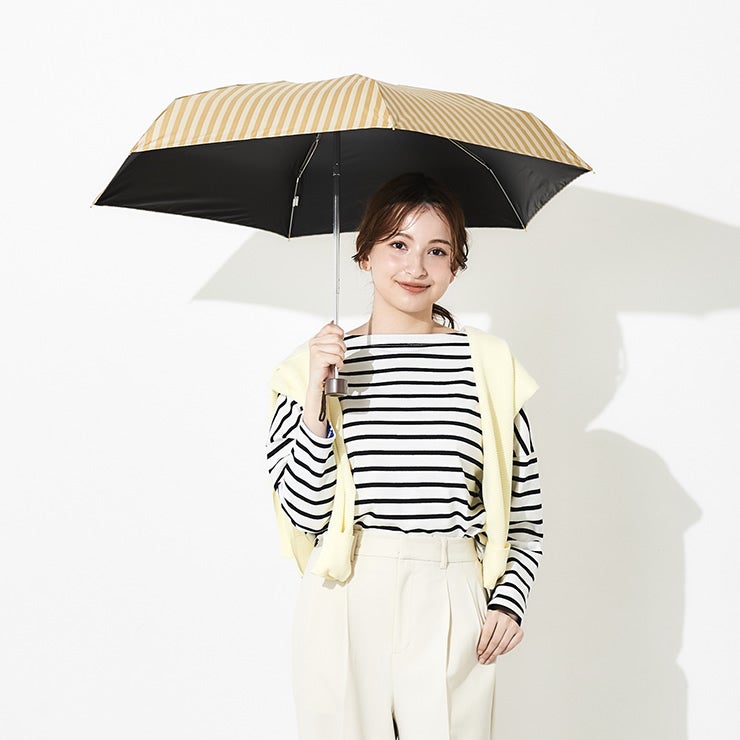 落ち着いたベージュ色がおしゃれな晴雨兼用折りたたみ傘