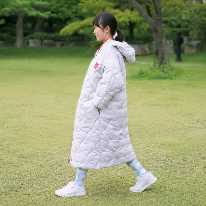 お子さまが着用したまま自由に動けるZUBORA寝袋